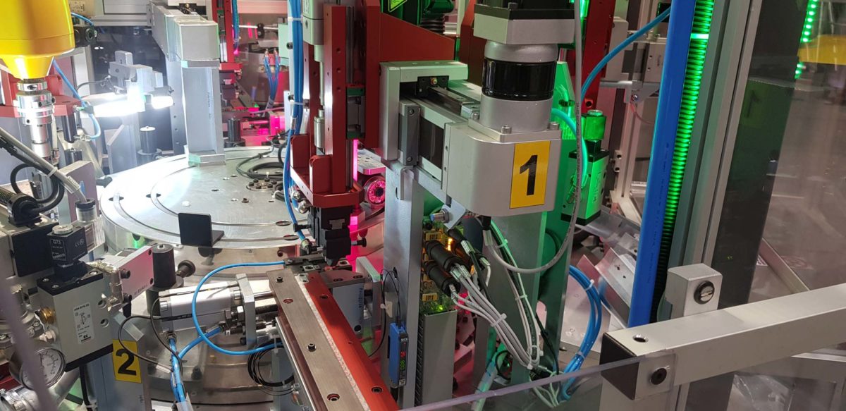 Macchina ELETTRICA per il montaggio raccordi pneumatici in plastica con Robot - immagine 3