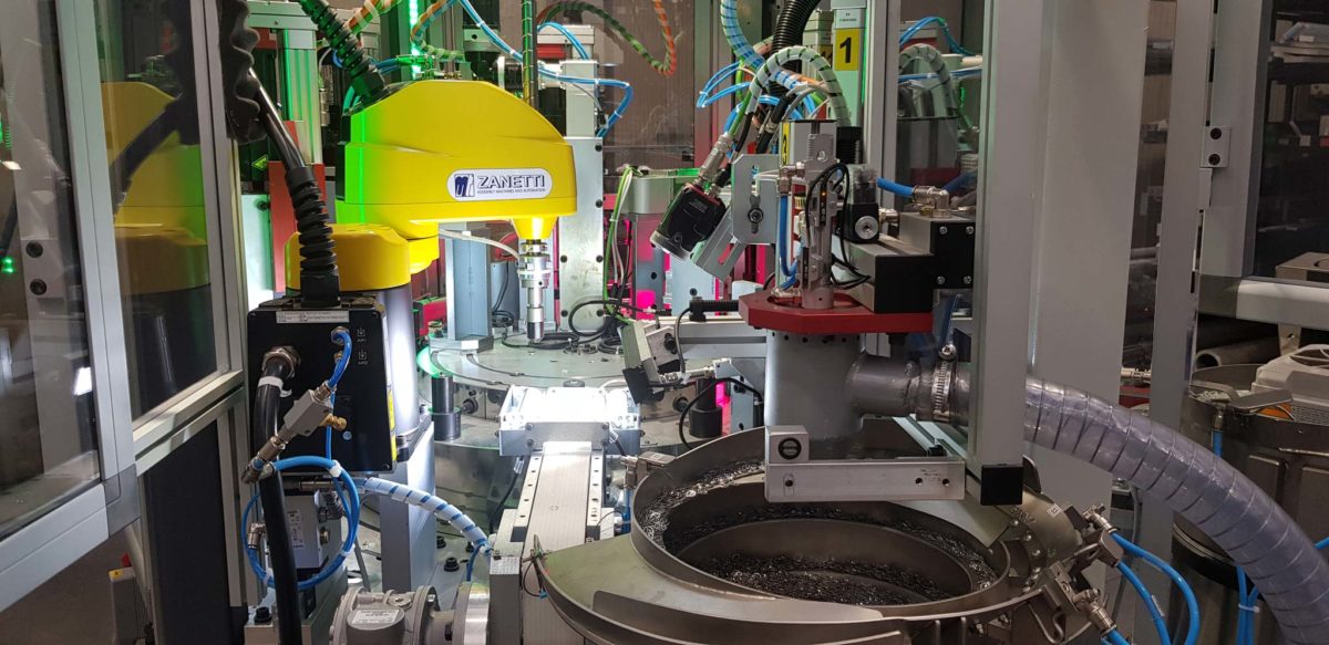 Macchina ELETTRICA per il montaggio raccordi pneumatici in plastica con Robot - immagine 4