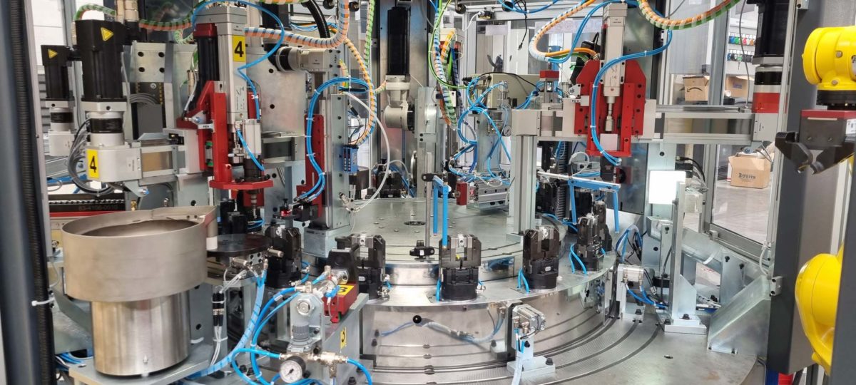 Macchina ELETTRICA per il montaggio raccordi pneumatici in plastica con Robot - immagine 10