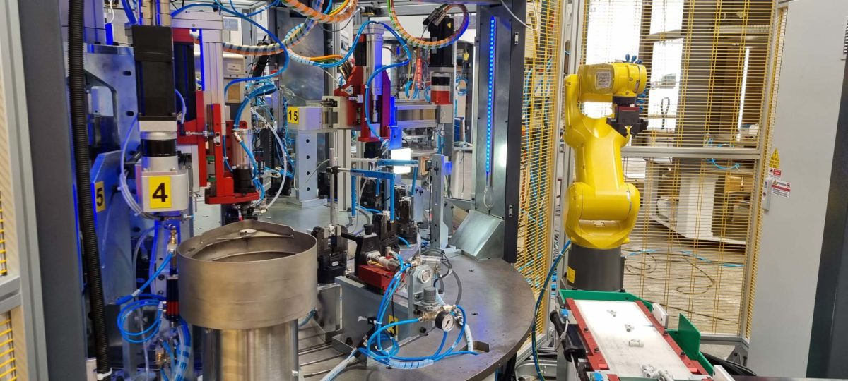 Macchina ELETTRICA per il montaggio raccordi pneumatici in plastica con Robot - immagine 11