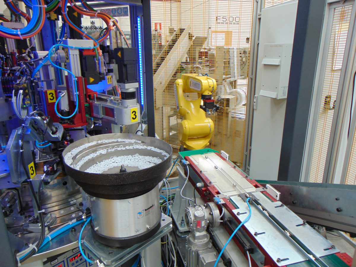 Robot di carico macchina elettrica per il montaggio PTFE-o-ring su raccordi pneumatici - immagine 3