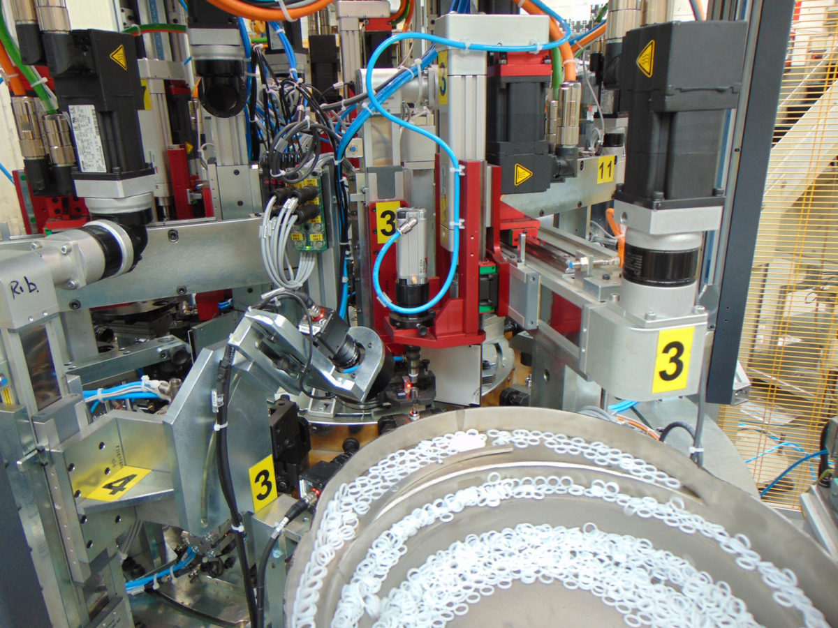 Robot di carico macchina elettrica per il montaggio PTFE-o-ring su raccordi pneumatici - immagine 5