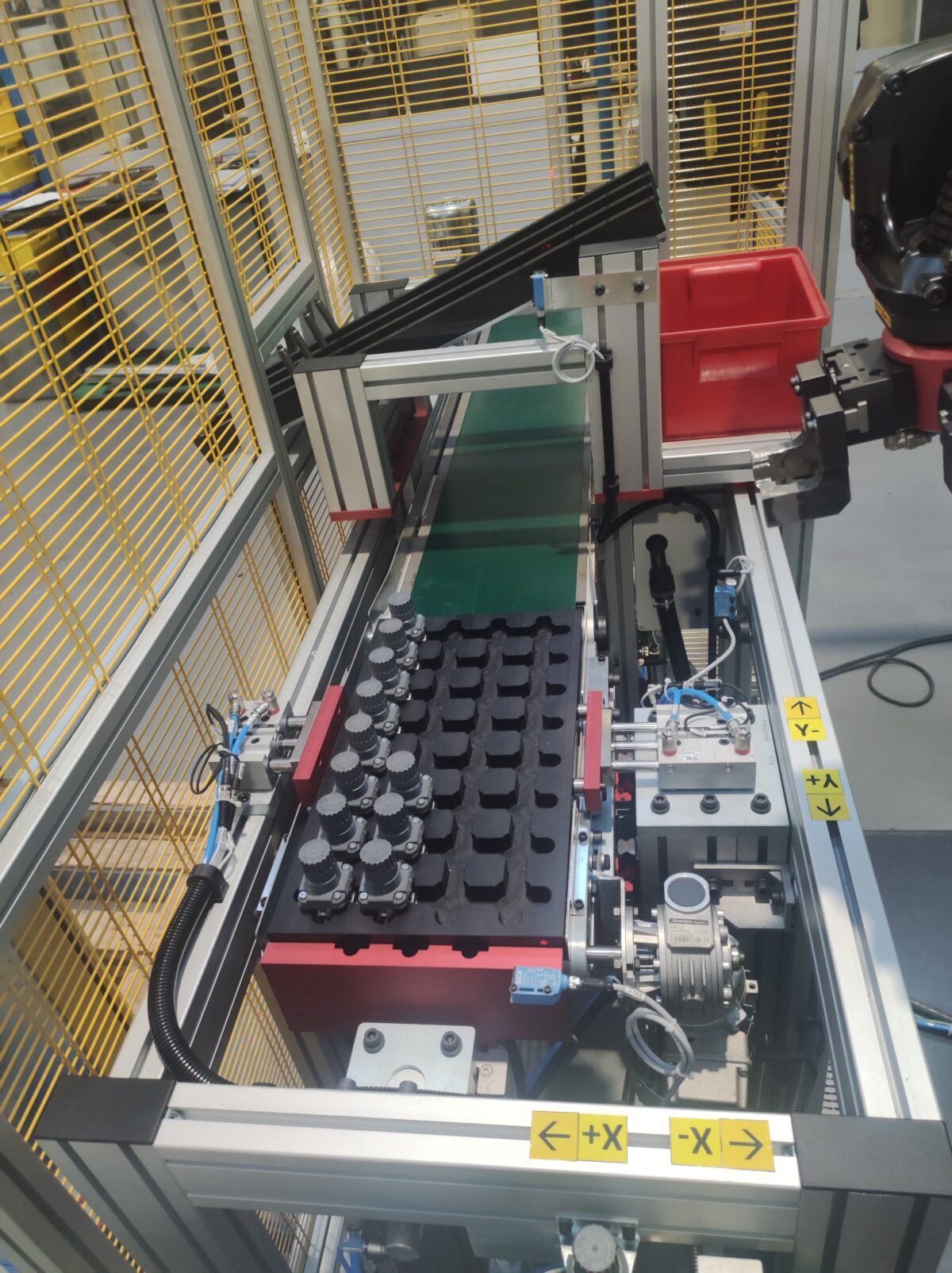 Isola robotizzata ELETTRICA per il montaggio regolatori di pressione - immagine 9
