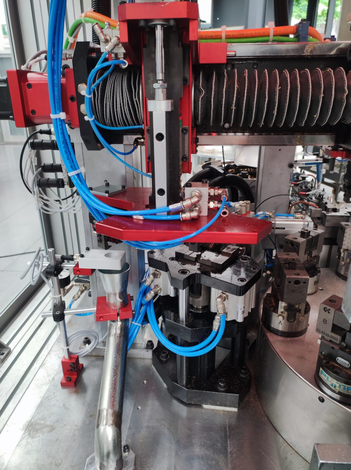 Macchina ELETTRICA automatica per lavorazione particolari in ottone - immagine 5