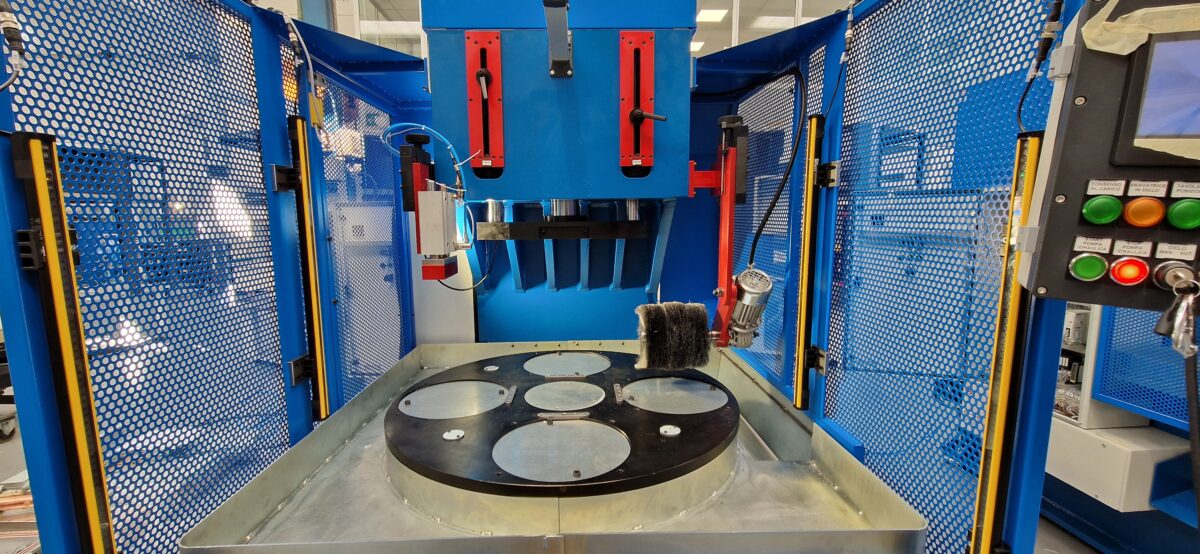 Macchina sbavatrice idraulica a tavola rotante elettronica TIPO MT100 MT200 MT300 DA 30/40/50 TONS - immagine 5