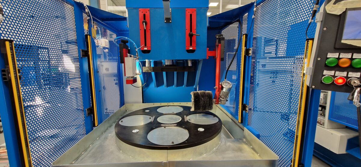 Macchina sbavatrice idraulica a tavola rotante elettronica TIPO MT100 MT200 MT300 DA 30/40/50 TONS - immagine 4