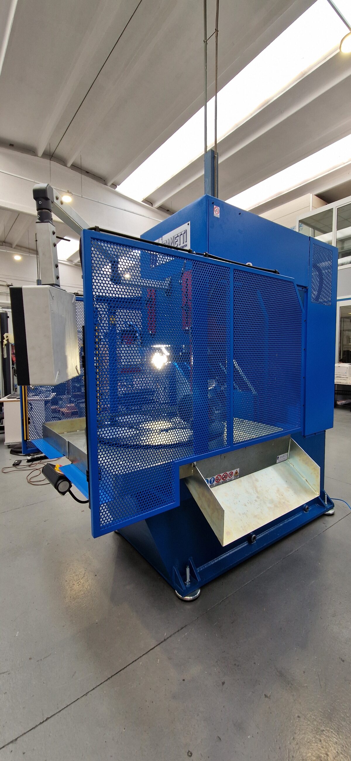 Macchina sbavatrice idraulica a tavola rotante elettronica TIPO MT100 MT200 MT300 DA 30/40/50 TONS - immagine 6