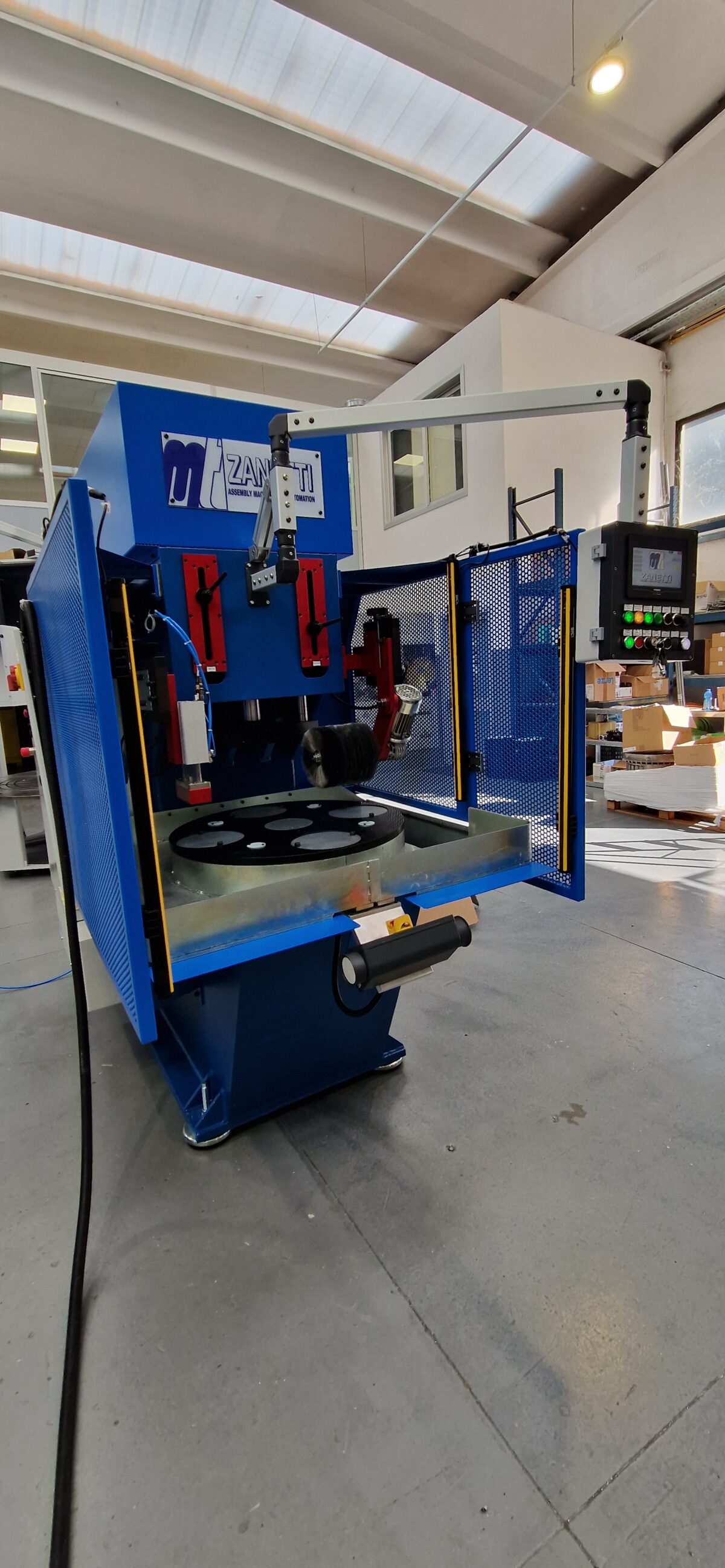 Macchina sbavatrice idraulica a tavola rotante elettronica TIPO MT100 MT200 MT300 DA 30/40/50 TONS - immagine 2