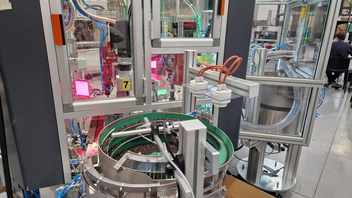 Macchina ELETTRICA per il montaggio componenti per raccordi pneumatici - immagine 2